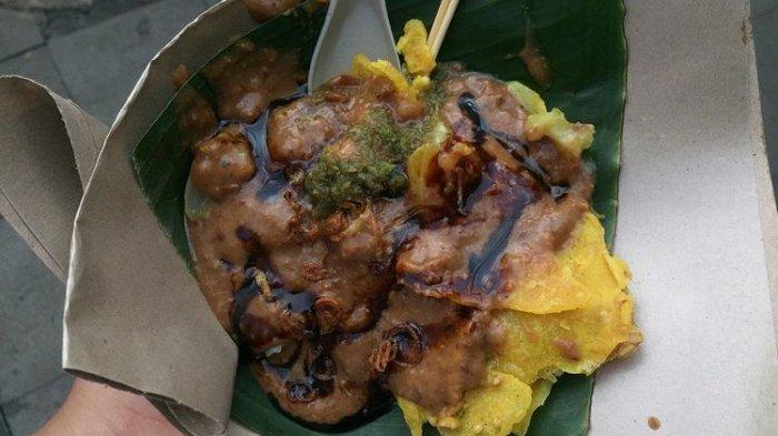 KULINER BOGOR - Cungkring Pak Jumat menjadi menjadi destinasi kuliner yang tepat bagi kamu yang suka dengan olahan jeroan sapi, kuliner legendaris ini sudah berjualan sejak tahun 1975 dan menjadi kuliner legendaris paling terkenal di kawasan Jalan Suryakencana Kota Bogor.