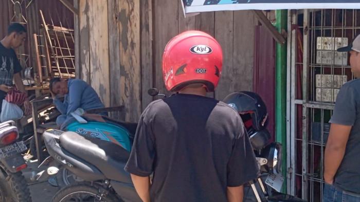 ODGJ Diamankan - Wanita diduuga ODGJ Mako Polresta Mamuju, menuju perempatan Pertamina simbuang, namun masyarakat di sekitar merasa terganggu keberadaanya. Ia dibujuk kembali ke Polresta Mamuju