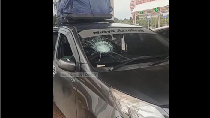 PELEMPARAN BATU - Mobil yang melintas di Tol Bayung Lencir Tempino (Baleno) dilempari orang pakai batu, Kamis (19/3/2026). Tindakan yang membahayakan nyawa manusia itu terjadi di ruas Tol Baleno. (IG banyuasindialy)