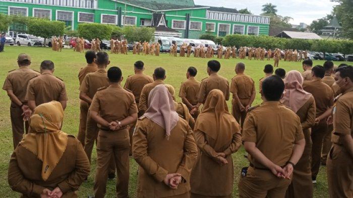 Aparatur Sipil Negara (ASN) di Kota Jambi mengikuti upacara kedisiplinan, Senin (3/10/2022).