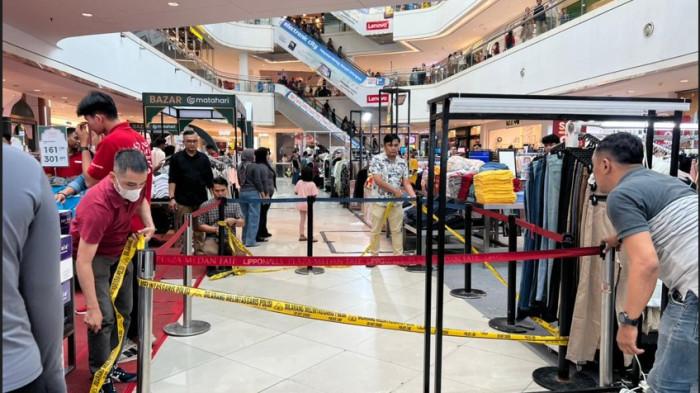 WANITA TEWAS - Kondisi TKP wanita tewas setelah terjatuh di pusat perbelanjaan Plaza Medan Fair sudah dipasang garis polisi, Minggu (22/3/2026).