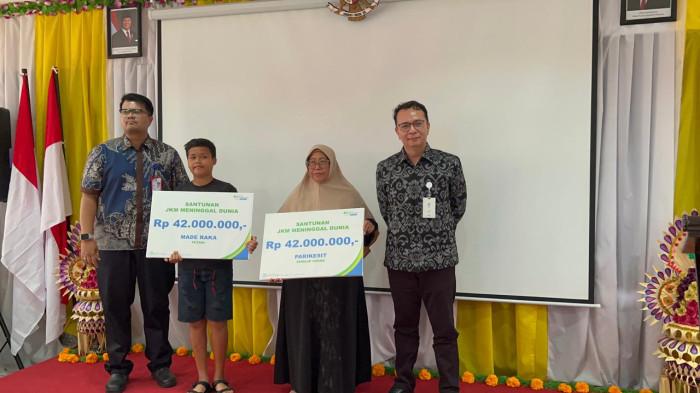 Kepala Kantor BPJS Ketenagakerjaan Cabang Bali Denpasar, yang kali ini diwakili Kepela Bidang Kepesertaan Program Khusus, Desmon Renhat Jaminansen menyerahkan santunan Jaminan Kematian (JKM) BPJS Ketenagakerjaan kepada dua ahli waris anggota Koperasi Simpan Pinjam (KSP) Ema Duta Mandiri yakni almarhum Parikesit pemilik usaha dan ahli waris almarhum Made Raka petani. 