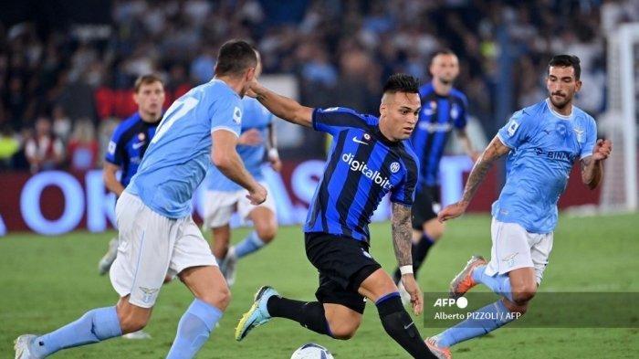 PEMAIN BERTAHAN LAZIO-Pemain depan Inter-Milan Argentina Lautaro Martínez (tengah) ditantang oleh bek Lazio dari Montenegto Adam Marusic (kiri) selama pertandingan sepak bola Serie A Italia antara Lazio dan Inter-Milan di stadion Olimpiade di Roma pada 26 Agustus 2022. (Alberto PIZZOLI/AFP)