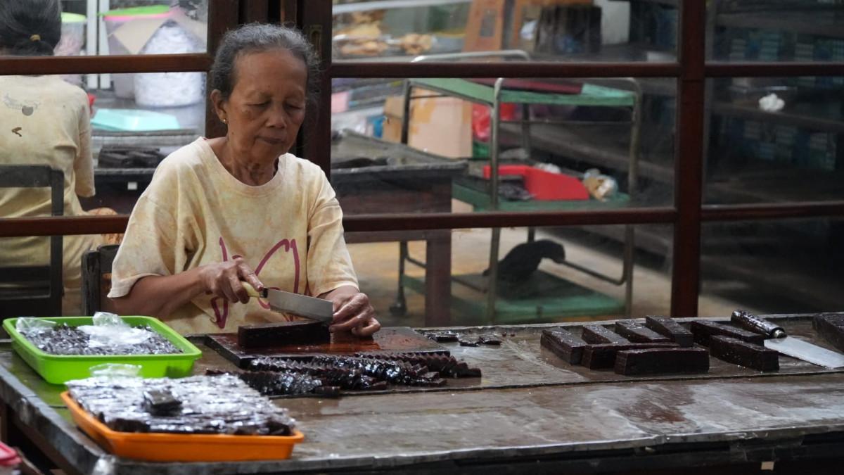 KULINER KLATEN - Pekerja membungkus Jenang Ayu Niten secara manual di Klaten, menjaga cita rasa tradisional yang membuatnya tetap populer sebagai oleh-oleh.