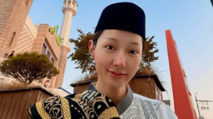 DISOROT - Penampilan artis Lucinta Luna saat Lebaran 2026 mengenakan baju muslim pria.