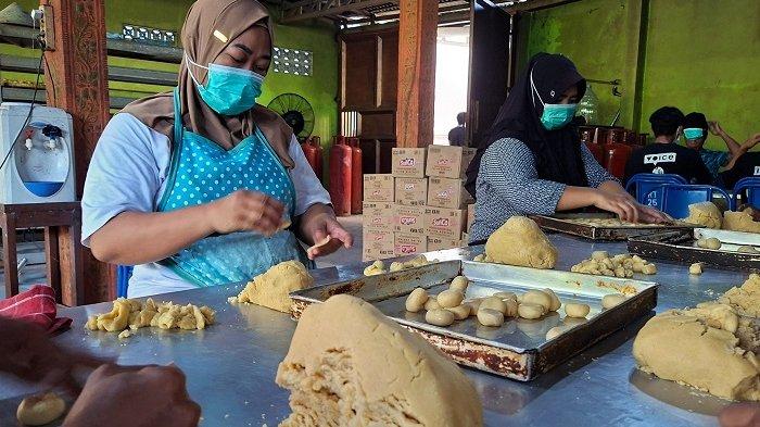 Pegawai saat sedang membuat bakpia di tempat produksi Bakpia dan Wingko Rahmat di Kapanewon Wates, Kulon Progo.