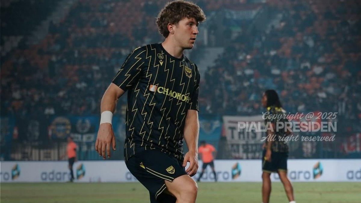 Striker Timnas Indonesia, Ole Romeny melakukan selebrasi jelang laga Oxford United vs Arema FC pada matchday kedua Piala Presiden 2025 di Stadion Si Jalak Harupat, Bandung, Kamis (10/7/2025).