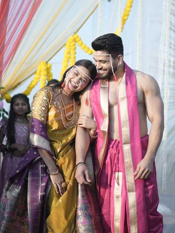 नृत्यांगना गौतमी पाटीलची आज वेगळी ओळख करून देण्याची गरज नाही. तिला आज संपूर्ण महाराष्ट्र ओळखतो. तिची एक झलक पाहण्यासाठी लाखो तरूण जीवाचं रान करतात. तिच्या कर्यक्रमांनाही हजारो तरुणांची गर्दी असते. 