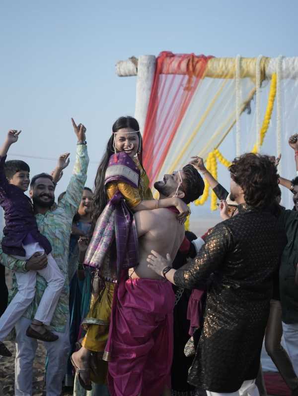 दरम्यान गौतमी पाटील सध्या एका वेगळ्याच कारणामुळे चर्चेत आली आहे. तिने तिच्या इन्स्टाग्राम खात्यावर काही फोटो शेअर केले आहेत. गौतमी पाटील चक्क नवरीच्या वेशात दिसत आहे. तिच्यासोबत बिग बॉस विजेता शिव ठाकरे हादेखील दिसत आहे. 