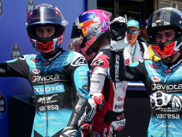 Pembalap CFMoto Aspar Team, Maximo Quiles dan Marco Morelli, dan Veda Ega Pratama (Honda Team Asia) saat berada di parc-ferme Moto3 Brasil 2026.