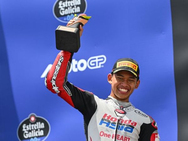 Pembalap Indonesia, Veda Ega Pratama, mengangkat trofi pertamanya di podium setelah finis ketiga dalan balapan Moto3 Brasil 2026 di Sirkuit Ayrton Senna, Brasil, Minggu (22/3/2026).