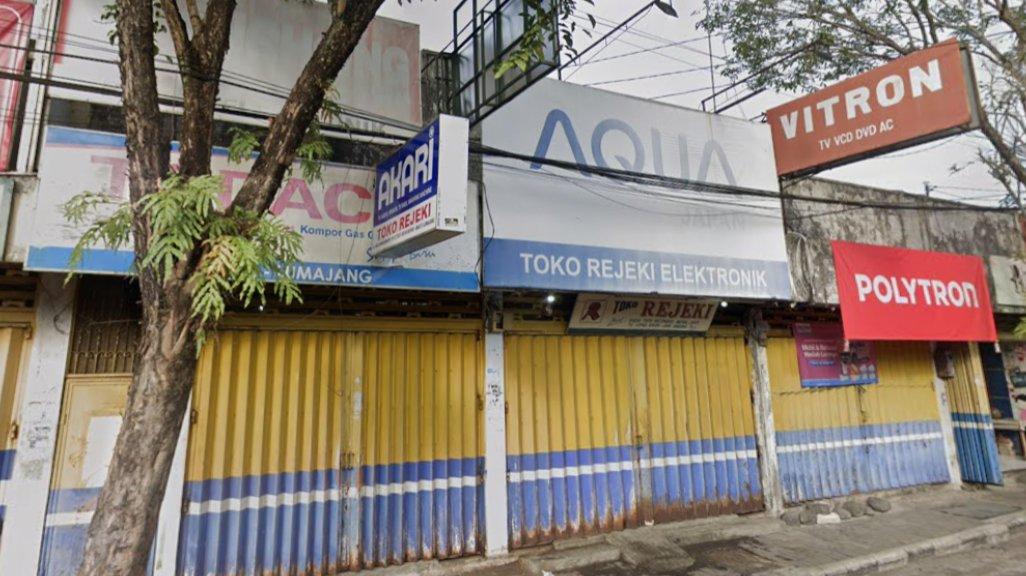 Foto Toko Rejeki Elektronik di Jl. H. O.S. Cokroaminoto No.19, Tompokersan, Kec. Lumajang, Kabupaten Lumajang, Jawa Timur 67316, yang diambil Google Maps pada Mei 2025.