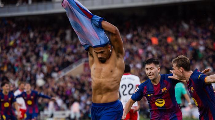 SELEBRASI BARCELONA - Pemain Barcelona, Ronald Araujo, melakukan selebrasi usai mencetak gol kemenangan skor 2-1 atas Girona pada lanjutan pekan ke-9 Liga Spanyol 2025/26 di Stadion Olimpico, Barcelona pada Minggu (19/10/2025). (Twitter Barcelona - 19/10/2025)