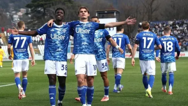 Como 1907 COMO, ITALY - MARCH 22: Assane Diao of Como 1907 celebrates with his team-mate Nico Paz after scoring their team's first goal during the Serie A match between Como 1907 and Pisa SC at Giuseppe Sinigaglia Stadium on March 22, 2026 in Como, Italy. (Photo by Marco Luzzani/Getty Images)