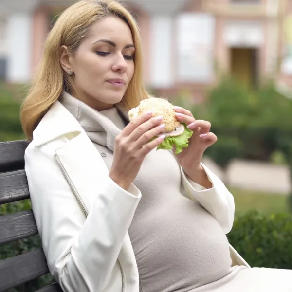 गर्भवती महिला टर्की सँडविच प्रोटीन खात आहे त्यामुळे तिच्या बाळाचा बुद्ध्यांक जास्त आहे