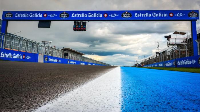 DITUNDA - Balapan MotoGP Brasil 2026 di Sirkuit Goiania menghadapi kendala serius setelah muncul lubang besar (sinkhole) di lintasan utama, Sabtu (21/3/2026).