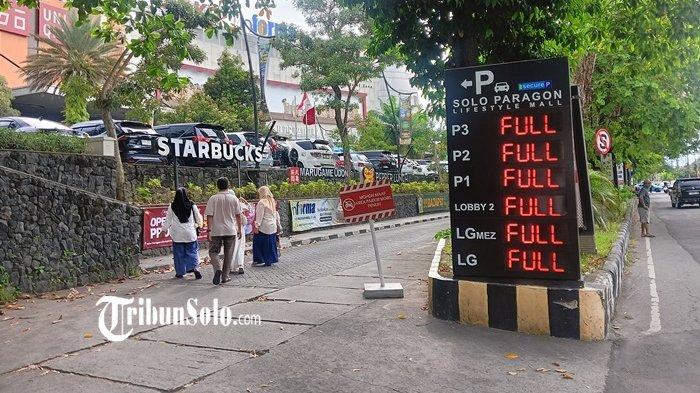 LEBARAN DI SOLO - Pusat oleh-oleh dan perbelanjaan di Solo mulai diserbu pemudik dan wisatawan pada Minggu(22/3/2026). Bahkan di Solo Paragon Mall persediaan tempat parkir untuk kendaraan roda empat atau mobil sampai penuh pada hari ini.