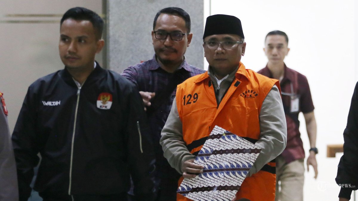 DITAHAN KPK - Mantan menteri agama Yaqut Cholil Qoumas mengenakan rompi orange usai menjalani pemeriksaan di Gedung KPK, Jakarta Selatan, Kamis (12/3/2026). Yaqut menyatakan tidak pernah menerima uang dari hasil pembagian kuota haji 2024. Yaqut mengklaim kebijakan pembagian kuota haji tambahan yang ia buat saat menjabat untuk kebaikan para jemaah haji pada saat itu. Tribunnews/Jeprima