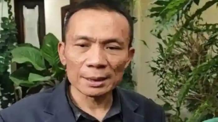 KASUS LAIN - Ahli digital forensik Rismon Sianipar mendatangi rumah Presiden ke-7 RI, Joko Widodo (Jokowi), di Sumber, Solo, Rabu (12/3/2026) sore. Meski sudha mendapat maaf, Rismon kini masih harus menghadapai kasus lain, yakni terkait ijazah S2 dan S3 miliknya.