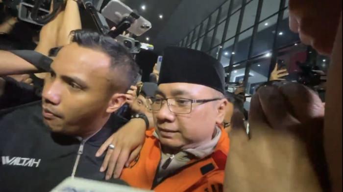 EKS MENAG DITAHAN – Mantan Menteri Agama RI, Yaqut Cholil Qoumas atau Gus Yaqut, berjalan dengan tangan terborgol dan mengenakan rompi tahanan usai menjalani pemeriksaan sebagai tersangka kasus dugaan korupsi pengalihan kuota haji tambahan tahun anggaran 2024 di Gedung Merah Putih KPK, Jakarta, Kamis (12/3/2026). Yaqut mengaku tidak menerima uang sepeser pun dan berdalih bahwa kebijakan tersebut diambil demi keselamatan jemaah, di tengah estimasi kerugian negara yang mencapai Rp622 miliar.
