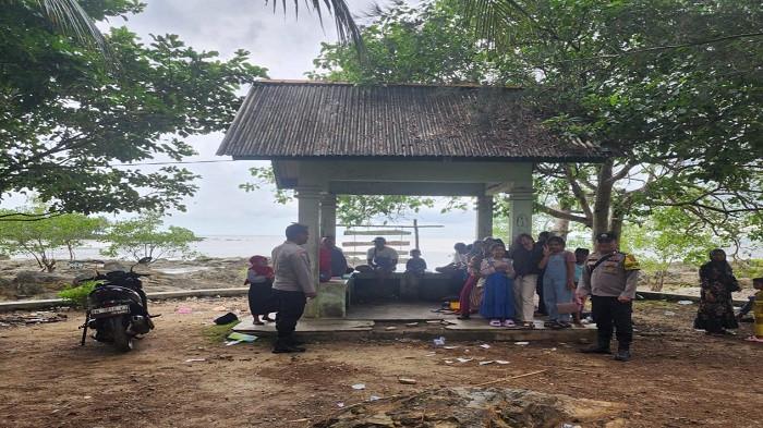 PENGAMANAN OBJEK WISATA -- Sejumlah anggota kepolisian dari Polres Bangka Selatan ketika melakukan pengamanan di sejumlah objek wisata, Senin (23/3/2026). Pengamanan dilakukan destinasi wisata yang ramai dikunjungi wisatawan selama periode libur lebaran.
