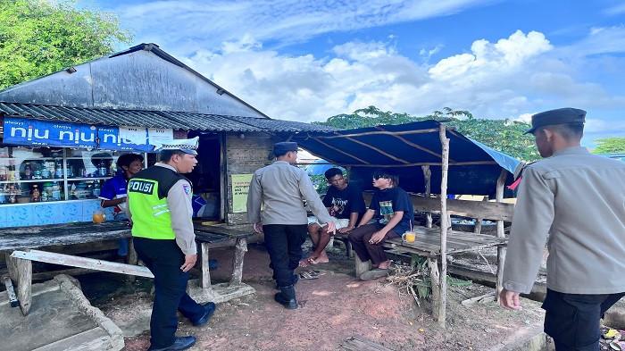 PENGAMANAN OBJEK WISATA -- Sejumlah anggota kepolisian dari Polres Bangka Selatan ketika melakukan pengamanan di sejumlah objek wisata, Senin (23/3/2026). Pengamanan dilakukan destinasi wisata yang ramai dikunjungi wisatawan selama periode libur lebaran.