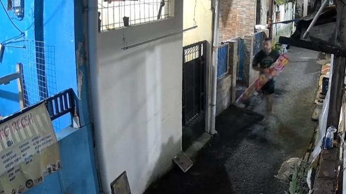 PELAKU PEMBUNUHAN: Rekaman kamera pengawas (CCTV) memperlihatkan FD (49) pelaku pembunuhan Dwhinta Anggary (37), cucu seniman Betawi legendaris Mpok Nori, saat melintas di Jalan Daman I, Kelurahan Bambu Apus, Kecamatan Cipayung, Jakarta Timur, Sabtu (21/3/2026). (Kompas.com/Dok. Keluarga)