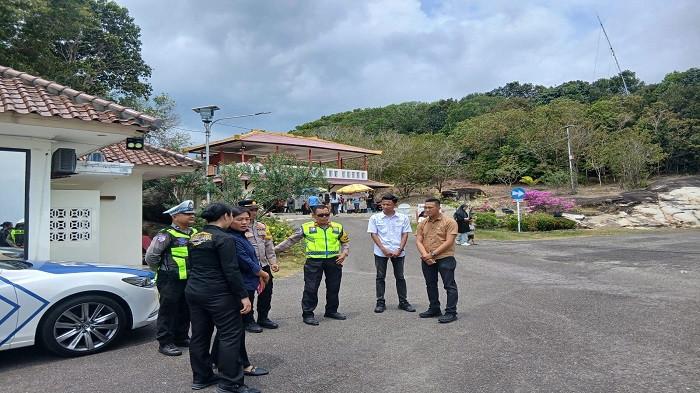 PATROLI OBJEK WISATA — Personel Polres Bangka saat patroli keselamatan berlalu lintas kepada para pengunjung objek wisata saat momen lebaran Idulfitri 2026, Minggu (22/3/2026).