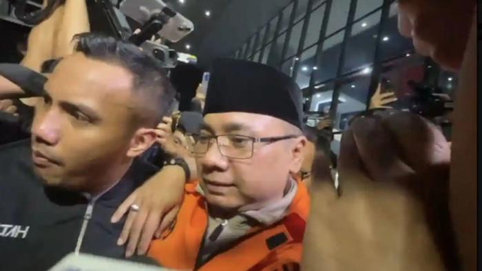 DITAHAN - Mantan Menteri Agama , Yaqut Cholil Qoumas atau Gus Yaqut yang menjadi tersangka korupsi kuota haji akhirnya ditahan KPK pada Kamis (12/3/2026).