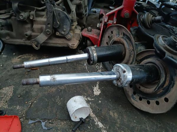 Ilustrasi sokbreker mobil yang rusak