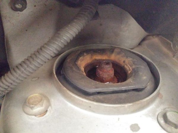 Karet support sokbreker Nissan Grand livina yang rusak