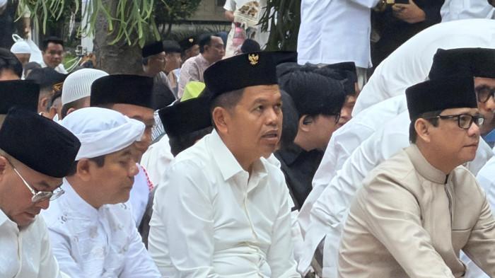 SALAT IED - Gubernur Jawa Barat, Dedi Mulyadi saat melaksanakan salat idulfitri di halaman Gedung Sate, Kota Bandung, Sabtu (21/3/2026). Dalam sambutannya, ia sampaikan permohonan maaf terkait layanan publik.