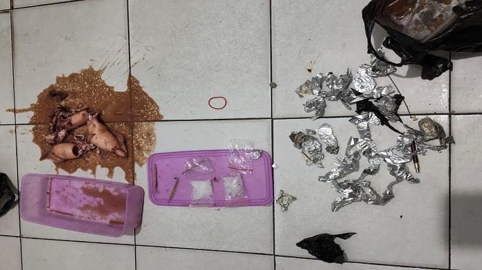 LUNDUP SABU — Penggagalan aksi penyelundupan sabu yang disamarkan dalam masakan cumi ke dalam Lapas Kelas IIB Sungailiat oleh petugas lapas dan personel Satresnarkoba Polres Bangka, Minggu (22/3/2026) kemarin sore.
