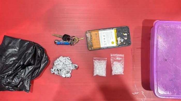 LUNDUP SABU — Penggagalan aksi penyelundupan sabu yang disamarkan dalam masakan cumi ke dalam Lapas Kelas IIB Sungailiat oleh petugas lapas dan personel Satresnarkoba Polres Bangka, Minggu (22/3/2026) kemarin sore.