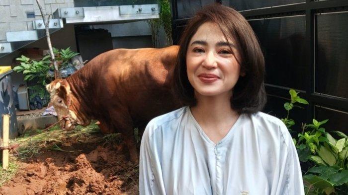 Pedangdut Dewi Perssik berkurban tiga sapi di Hari Raya Iduladha, Senin (17/6/2024). Untuk pertama kalinya, Dewi Perssik memotong sapi kurban di rumahnya, Lebak Bulus, Cilandak, Jakarta Selatan.