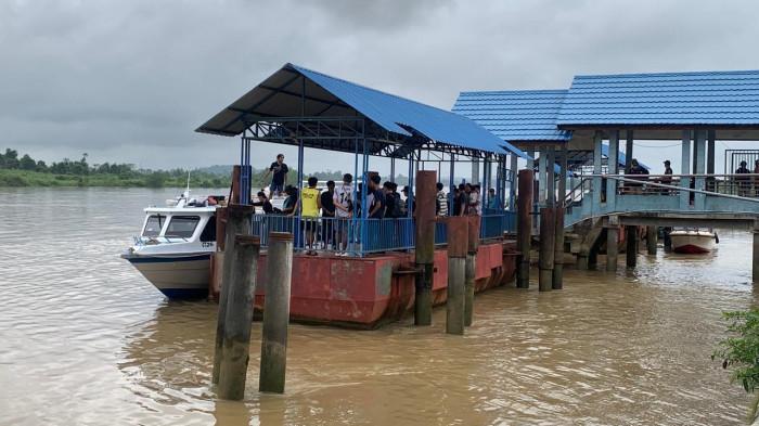 ARUS BALIK - Aktivitas penumpang di dermaga speedboat, Kabupaten Malinau. Warga diingatkan persiapkan matang kepulangan mengantisipasi risiko kecelakaan air akibat cuaca buruk.(TRIBUNKALTARA.COM/MOHAMMAD SUPRI)