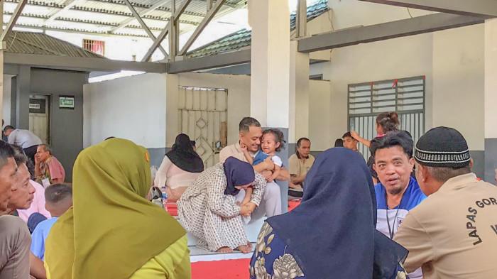 KUNJUNGAN KELUARAGA -LHayanan kunjungan keluarga di Lapas Kelas II A Gorontalo, Senin (23/3/2026). Sumber foto: TribunGorontalo.com/Jefri Potabuga.
