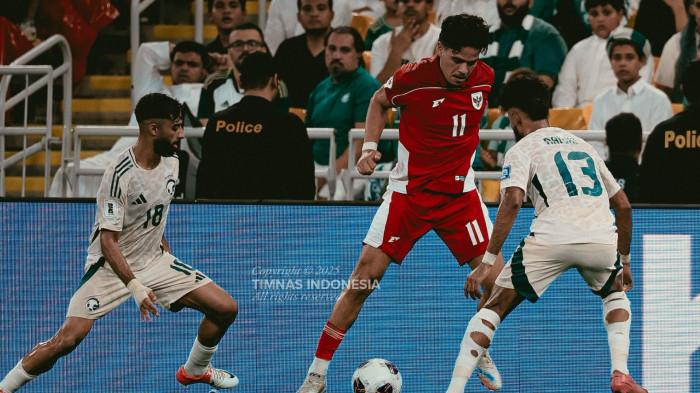 BERDUEL - Aksi penyerang Timnas Indonesia, Ragnar Oratmangoen (tengah) saat berduel dengan pemain Arab Saudi pada laga perdana Grup B ronde keempat Kualifikasi Piala Dunia 2026 Zona Asia, di King Abdullah Sports City, Jeddah, pada Kamis (9/10/2025) dini hari WIB. Timnas Indonesia kalah tipis 2-3. (Foto dokumen PSSI).