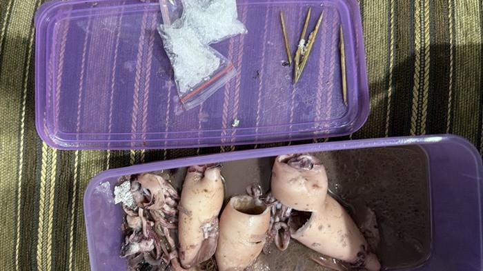 SABU DALAM CUMI - Dua paket narkoba jenis sabu dengan total berat 20,48 gram yang dimasukan ke dalam perut masakan cumi untuk diselundupkan ke dalam Lapas Kelas IIB Sungailiat, Bangka, Minggu (22/3/2026).