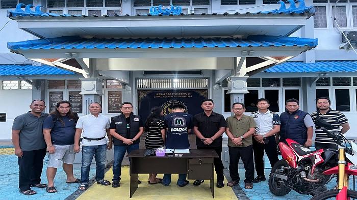 SUAMI ISTRI DIAMANKAN - Pasangan suami istri saat diamankan oleh petugas Lapas Kelas IIB Sungailiat dan Satresnarkoba Polres Bangka ketika berupaya menyelundupkan sabu dalam masakan cumi, Minggu (22/3/2026).