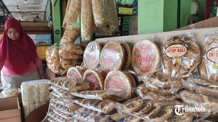 FAVORIT - Kuliner di pusat oleh-oleh di Pasar Jongke Solo, Senin (23/3/2026) siang. Kuliner khas seperti intip dan karak bratan jadi favorit masyarakat.