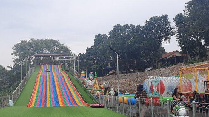Pengunjung menikmati seluncuran rainbow slide di Depok Fantasy Land,Jl. H. Aman, Kelurahan Cinangka, Kecamatan Sawangan,  Kota Depok pada Minggu (14/1/2024).
