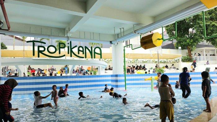 Tropikana Waterpark menghadirkan area kolam semi indoor dengan beragam wahana permainan anak, seperti tembakan air, prosotan, dan lainnya.