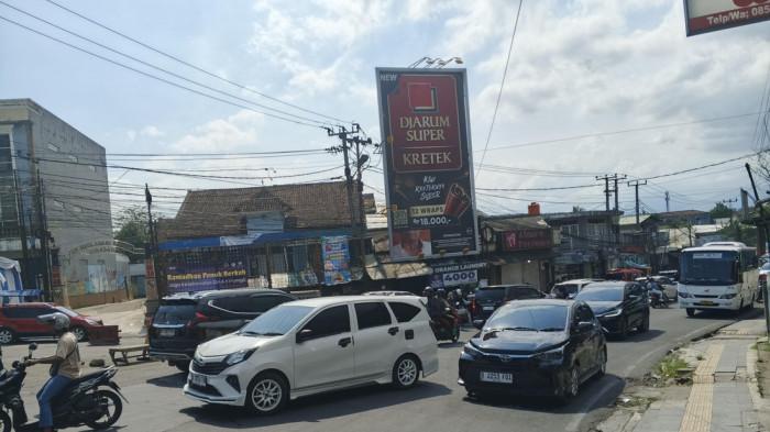 SIMPANG CIBADAK - Arus balik wisatawan dari kawasan Palabuhanratu dan pusat Kota Sukabumi menyebabkan kepadatan lalu lintas di sejumlah titik, terutama di Simpang Tiga Cibadak hingga jalur arteri Sukabumi–Bogor, Minggu (22/3/2026).