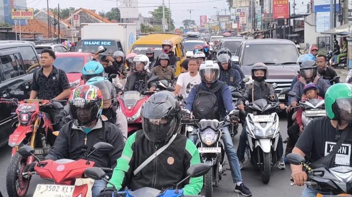LAUTAN KENDARAAN - Bukan sekadar macet biasa, simpang empat Palimanan, di Kecamatan Palimanan, Kabupaten Cirebon berubah menjadi 'lautan manusia dan kendaraan' jelang pemberlakuan sistem one way, Senin (23/3/2026) sore.