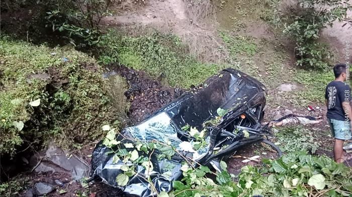 TKP - Sebuah mobil terjun ke jurang sedalam sekitar 60 meter di Jalan Raya Rendang - Kubu, tepatnya  di Banjar Temakung, Desa Ban, Kecamatan Kubu, Kabupaten Karangasem, Minggu (22/3/2026).