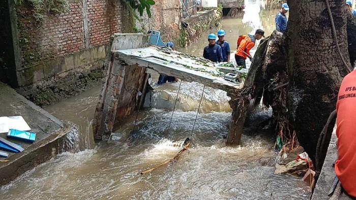TEMPAT PERCETAKAN LONGSOR