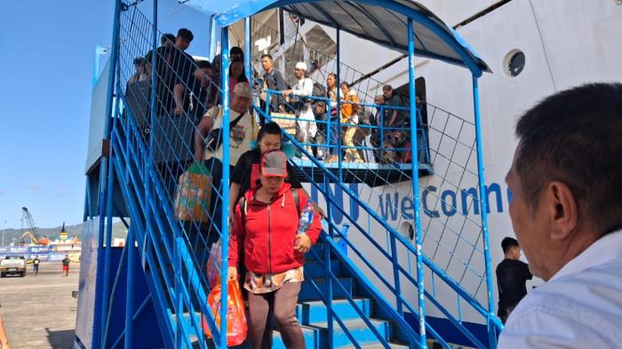 Penumpang turun dari Kapal Motor Tilongkabila di Pelabuhan Samudera Bitung