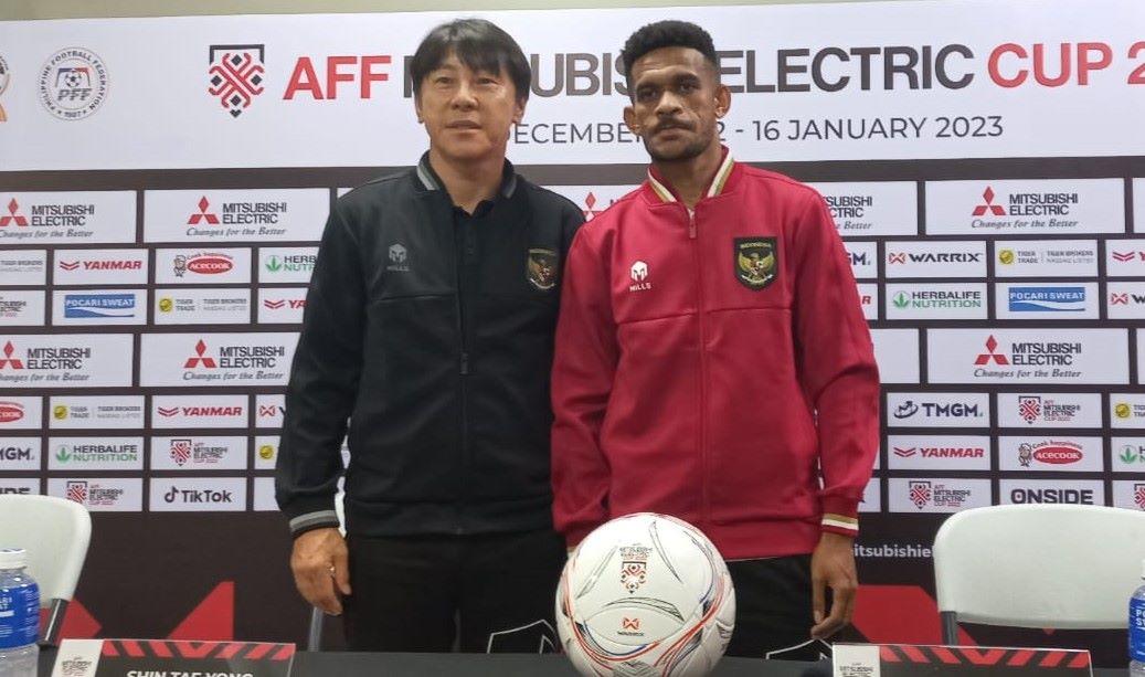 Pelatih Timnas Indonesia, Shin Tae-yong bersama pemainnya Ricky Kambuaya foto bersama usai sesi pre match conference kontra Filipina di Stadion Rizal Memorial, Manila, Filipina, Minggu (1/1/2023).