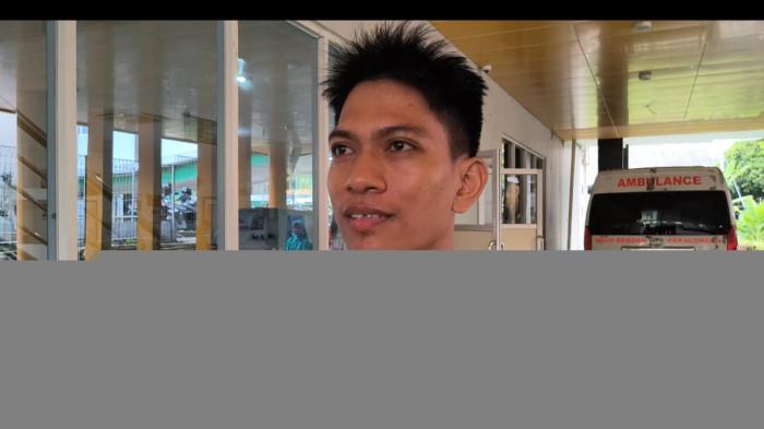 LEDAKAN PETASAN - Siswanto orang tua MAA yang menjadi korban ledakan petasan di kawasan Kuripan Kertoharjo, Kecamatan Pekalongan Selatan, Kota Pekalongan, Senin (23/3/2026).